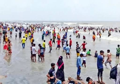 কুয়াকাটায় পর্যটক
