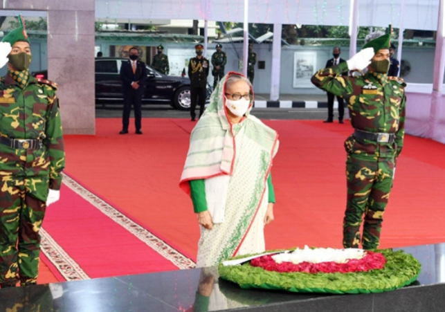 বঙ্গবন্ধুর প্রতিকৃতিতে প্রধানমন্ত্রীর শ্রদ্ধা